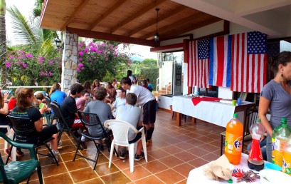 Celebrando el 4 de julio y el cumpleaños de la profesora Paula.