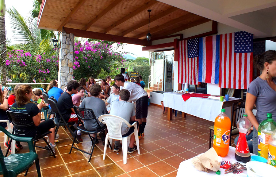 Celebrando el 4 de julio y el cumpleaños de la profesora Paula.